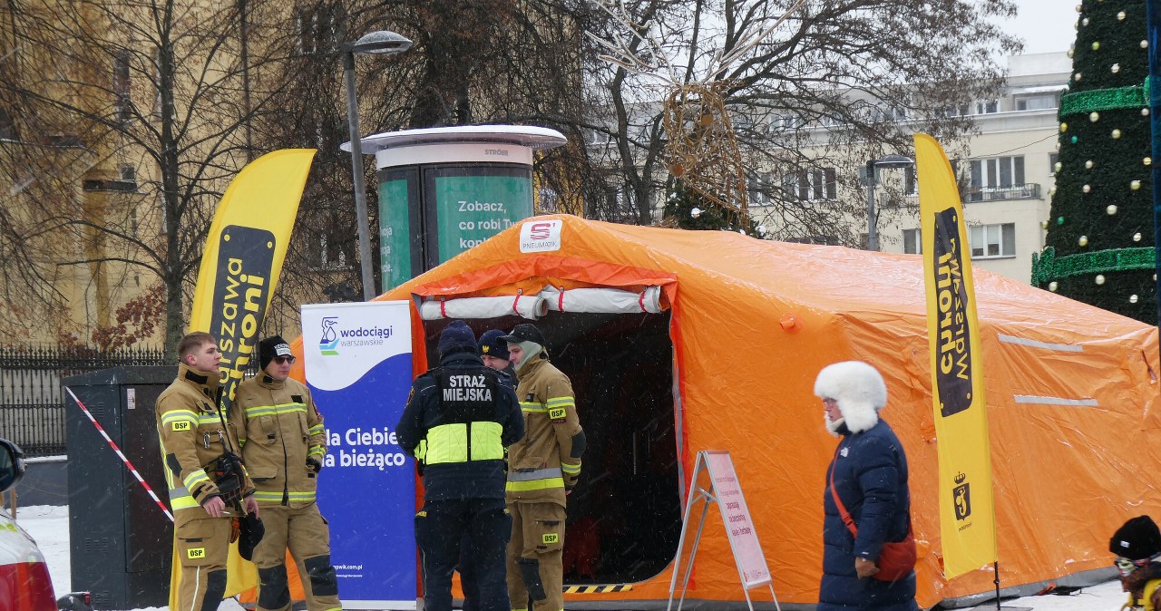 "Ogrzej się". Bezpłatne autobusy grzewcze i namioty z herbatą w stolicy