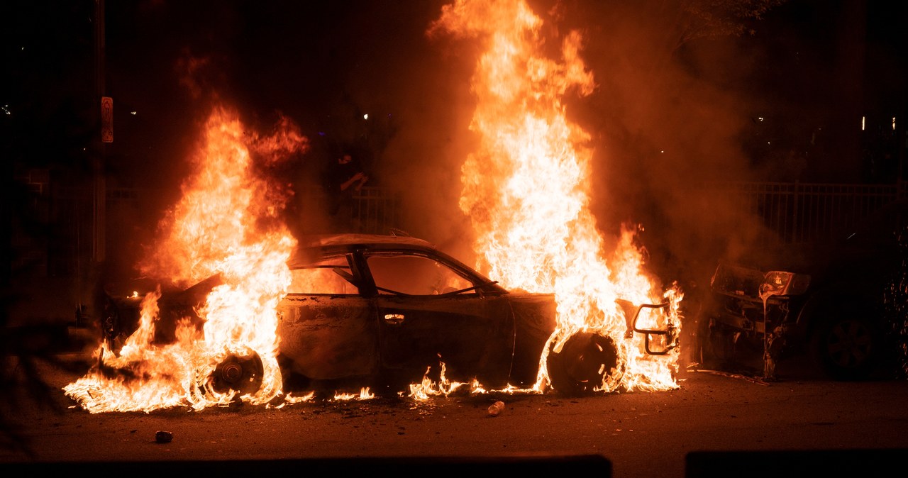 Spalone auto, a w nim ludzkie szczątki. Są wyniki sekcji zwłok