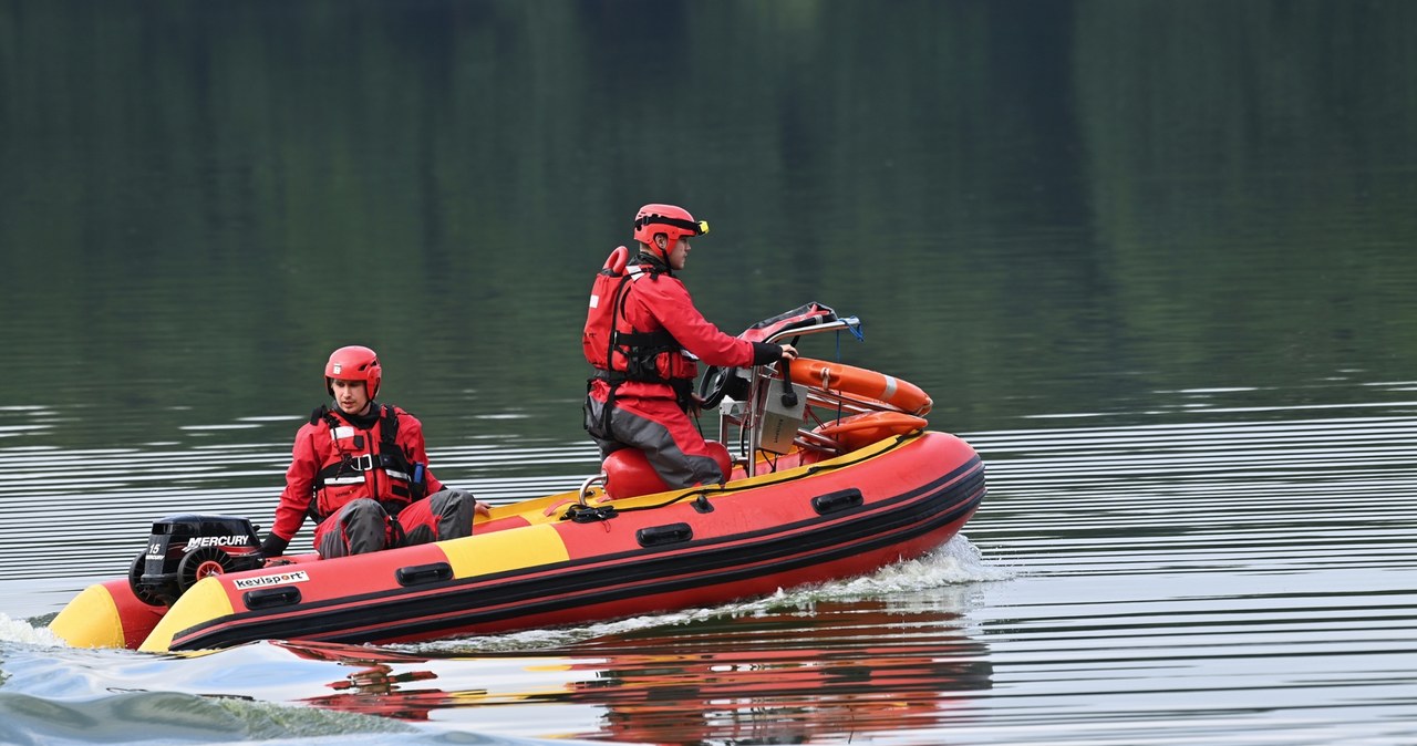 Popłynął po dryfującą łódź i zniknął pod wodą. Tragedia na Mazurach